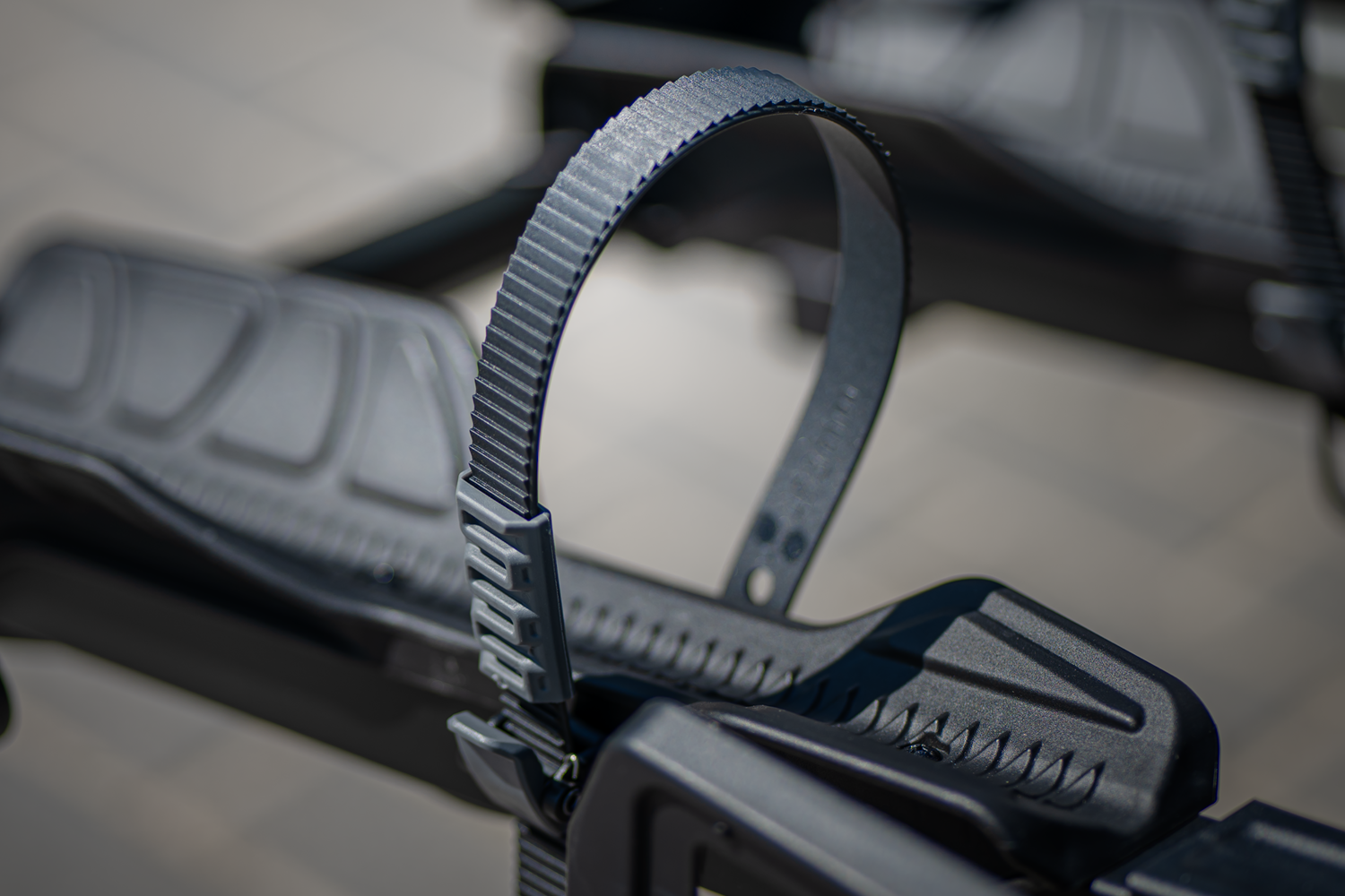 Nahaufnahme des Befestigungssystems der Fahrradplattform. Schwarze Kabelbinder.