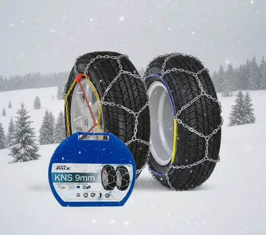 Reifen mit Schneeketten vor dem Hintergrund eines winterlichen Waldes und der Berge