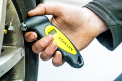 Digitales Reifendruckmessgerät von STANLEY Automotive, Messbereich 0-6,2 bar