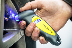 Digitales Reifendruckmessgerät von STANLEY Automotive, Messbereich 0-6,2 bar
